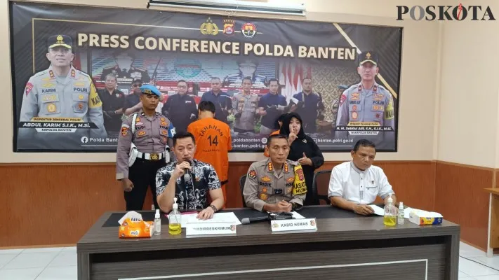 Dua pelaku kasus perburuan badak bercula satu saat dihadirkan dalam konferensi pers di Mapolda Banten. (Poskota/Rahmat/Haryono)