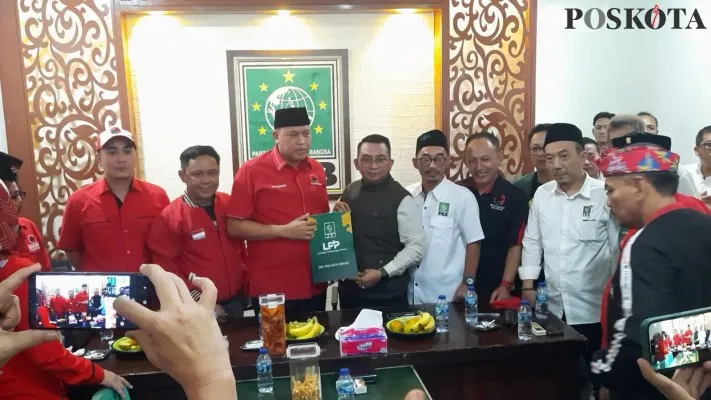 Ketua DPC PKB Kota Bekasi Rizki Topananda (rompi hijau) saat memberikan formulir Bacawalkot ke Ketua DPD PDI Perjuangan Kota Bekasi Tri Adhianto. (Poskota/Ihsan)