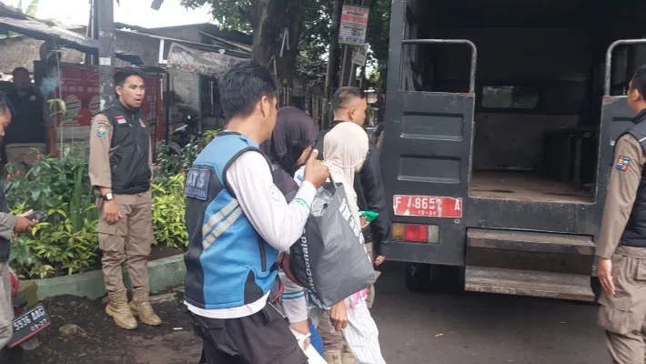 Emak-emak viral maksa minta sedekah diamankan petugas Satpol PP di Bogor. (Dok. warga)