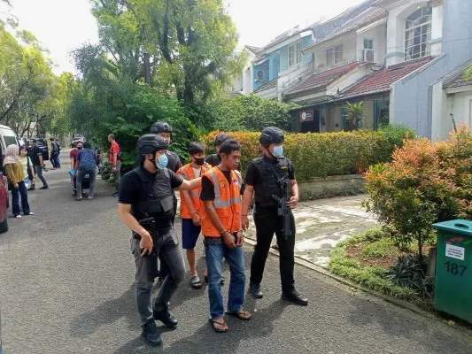 Dua tersangka pengedar narkoba Sinte di Sentul Bogor bersama barang bukti bahan baku tembakau sintetis diamankan petugas. (Dok. Humas Polda Metro Jaya)