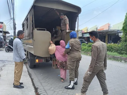 Satpol PP Kabupaten Tangerang melakukan razia PMKS. (Foto: Poskota/Veronica)