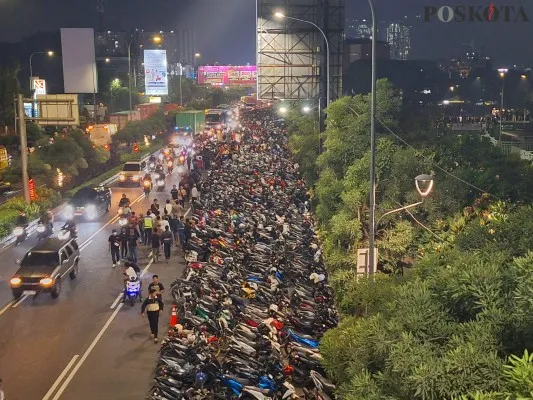 Ratusan sepeda motor milik warga yang akan nonton bareng membuat kemacetan di Jalan Ahmad Yani, Kota Bekasi. (Poskota/Ihsan)