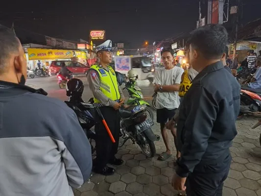 Petugas Laka Lantas melakukan olah TKP di lokasi kecelakaan mobil Dinas Polri menabrak motor di Jalan hingga korban alami luka parah di kaki. (Dok Istimewa)