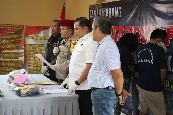 Kapolsek Tanah Abang AKBP Aditya Simanggara Pratama didampingi Kanit Reskrim berhasil menangkap pelaku pembuang bayi merupakan orang tua biologis dan menyita sejumlah barang bukti. (Dok Humas Polres Metro Jakpus)