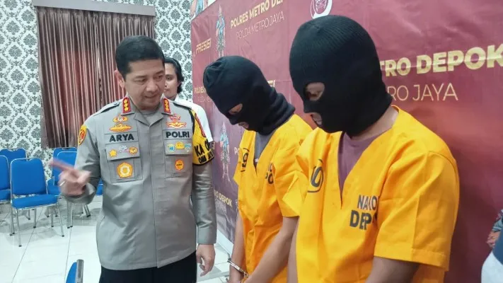 Kapolres Metro Depok Kombes Arya Perdana didampingi PLT Kasat Narkoba AKP Nirwan Pohan menyita barang bukti sabu alat vape liquid ganja bersama dua tersangka yang diamankan. (Dok. Humas Polres Depok)