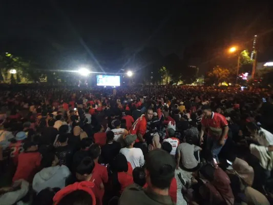 Situasi terkini nobar di halaman rumput Balai Kota Depok, dipadati ribuan warga. (Dok warga)