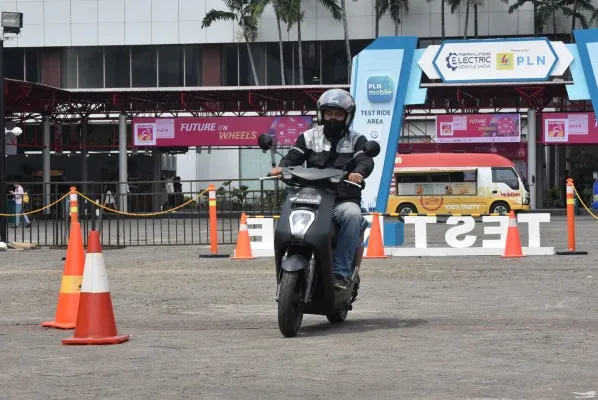 Foto: Pengunjung PEVS 2024 mengetes sepeda motor listrik Honda EM1 e: di booth Honda. (Dok. Wahana Honda)