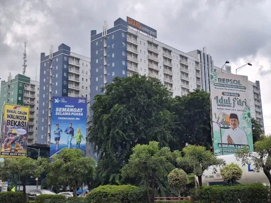 Sosok Bacalon Wali Kota Bekasi 2024 - 2029 mulai pede tampilkan dirinya maju Pilkada seperti memasang banner di Jalan Ahmad Yani Kota Bekasi. (Dok:Poskota/Ihsan).