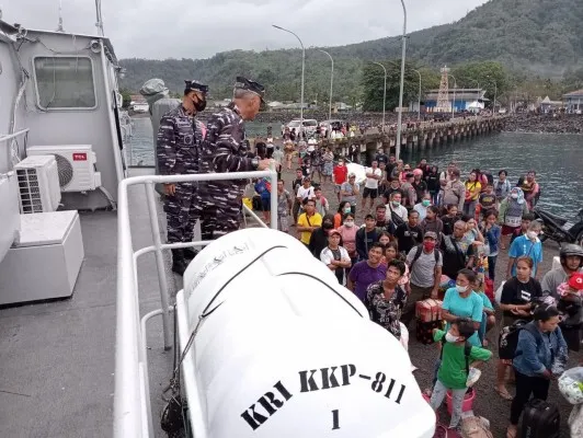 KRI Kakap-811 evakuasi warga dampak erupsi Gunung Ruang. (Dok. Dispenal)