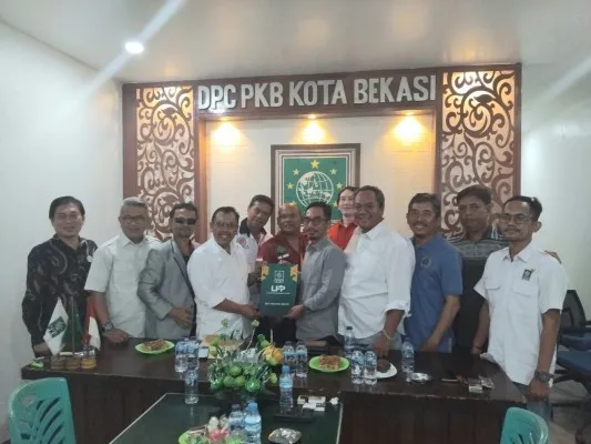 Relawan Nasional Pro Prabowo Gibran (Pa-Gi) mendatangi kantor DPC PKB Kota Bekasi daftarkan Kaesang Pangarep maju Pilkada 2024. (Dok:Poskota:Ihsan).