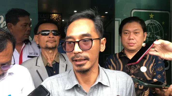 Pakai kemeja abu-abu dan berkacamata, Skeretaris DPC PKB Kota Bekasi, Alit Jamaluddin. (Dok: Poskota/Ihsan).