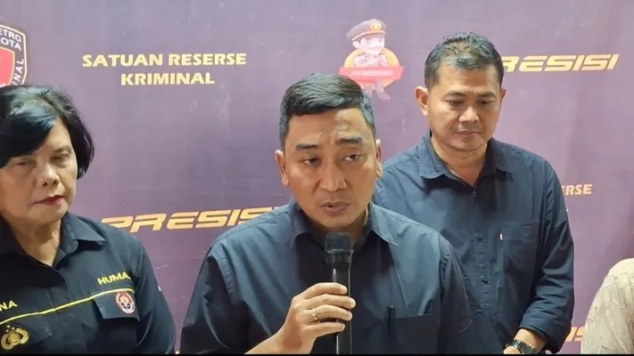 Kasat Reskrim Polres Metro Bekasi Kota (tengah) AKBP Muhammad Firdaus. (Dok: Poskota/Ihsan).