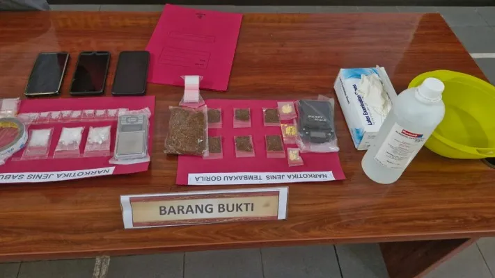 Barang bukti narkotika yang diamankan dari 4 tersangka. (Dok. Humas Polresta Serang Kota)