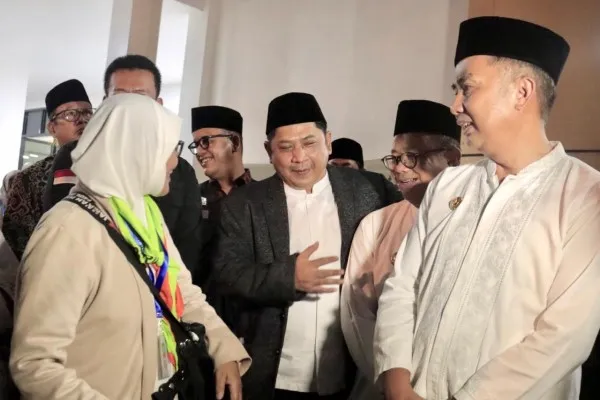 Pj Gubernur Jawa Barat, Bey Machmudin dan Pj Wali Kota Bekasi, Raden Gani Muhammad saat melepas keberangkatan calon jemaah haji asal Kota Bekasi. (Dok. Humas Pemkot Bekasi)