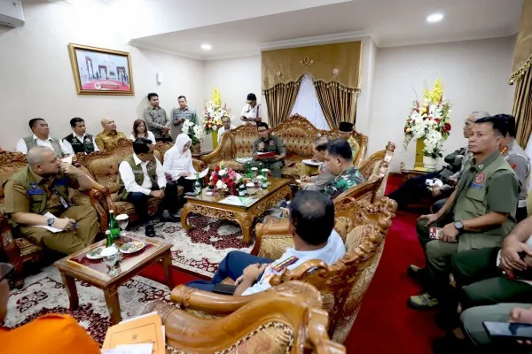 Kepala BNPB Letjen TNI Suharyanto, S.Sos., M.M (kemeja dan rompi hijau), bersama Kepala BMKG Dwikorita Karnawati dan Perwakilan Komisi VIII DPR RI John Kenedy Azis saat memberikan simbolis dukungan bantuan penanganan darurat kepada pemerintah daerah, pada Rapat Koordinasi Penanganan Darurat Bencana Banjir dan Tanah Longsor di Provinsi Sumatera Barat, pada Senin 13 Mei 2024. (Dok BNPB)