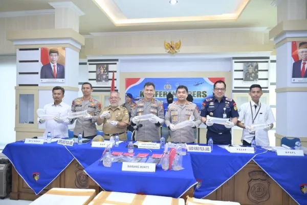 Kasubditgakkum Ditpolair Korpolairud Baharkam Polri, Kombes Pol Donny Charles Go bersama jajaran PSDKP berhasil gagalkan penyelundupan benih lobster senilai Rp25 miliar. (Dok. Ditpolair Baharkam Polri)