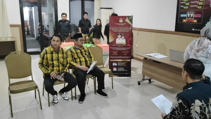 Pasangan jalur independen daftar calon Wali Kota dan wakil Wali Kota Bekasi Huda Sulistyo-Sirojuddin ke KPU Kota Bekasi. (Dok:Poskota/Ihsan).