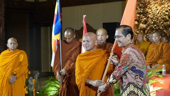 Foto: 40 Bhikkhu Thudong dari Thailand di TMII akan berjalan menuju Candi Borobudur, Magelang, Jawa Tengah, disambut Dirjen Bimas Buddha Kemenag Supriyadi. (Dok. Bimas Buddha)