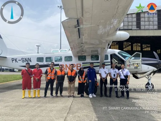 Tim Pendukung  Operasi Teknologi Modifikasi Cuaca (TMC) Sumatra Barat di Bandar Udara Minangkabau, Rabu 15 Mei 2024 (Dok BNPB)