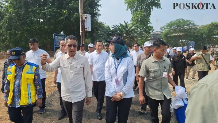 Pj Gubernur DKI Jakarta Heru Budi Hartono saat meninjau pembangunan sheet pile di Pancoran, Jakarta Selatan. (Poskota/Pandi)