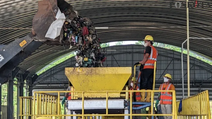 Proses uji coba pengelolaan sampah di TPPAS Lulut Nambo, Kecamatan Klapanunggal, Kabupaten Bogor. (Poskota/Panca Aji)