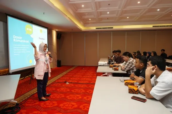 Foto: Srikandi PLN sekaligus Manager Komunikasi dan TJSL PLN Unit Induk Distribusi Jakarta Raya, Intan Nugrahani Putri sedang melakukan sharing session kepada mahasiswa Politeknik LP3I Jakarta di Kantor PLN Unit Induk Distribusi Jakarta Raya. (Dok. PLN)