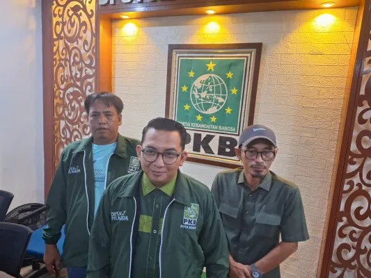 Ketua DPC PKB Kota Bekasi, Rizky Topananda (tengah). (Poskota/Ihsan)