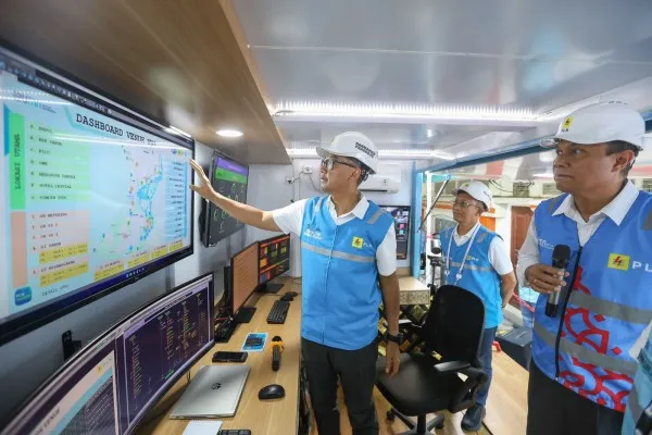 Foto: Direktur Utama PLN, Darmawan Prasodjo (kiri) didampingi oleh Direktur Distribusi PLN, Adi Priyanto (tengah) dan General Manager PLN Unit Induk Distribusi Bali, I Wayan Udayana (kanan) ketika meninjau langsung pengamanan pasokan listrik untuk gelaran Konferensi Tingkat Tinggi World Water Forum (KTT WWF) ke- 10 di Bali pada Minggu (19/5).(Dok. PLN)