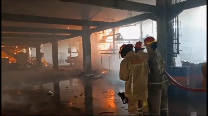 Proses pemadaman api pabrik tekstil di Gunung Putri, Kabupaten Bogor. (Dok. warga)