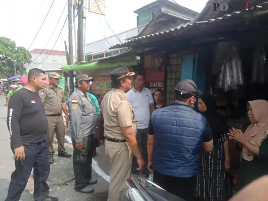 Penataan pedagang di Pasar Deprok, Kelurahan Kamal, Kalideres, Jakarta Barat. (Poskota/Pandi)