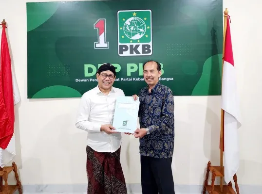 Penyerahan rekomendasi DPP PKB oleh Ketua DPP PKB Gus Halim Iskandar kepada Yanuar Prihatin untuk maju Pilkada Kabupaten Kuningan. (Dok. PKB)