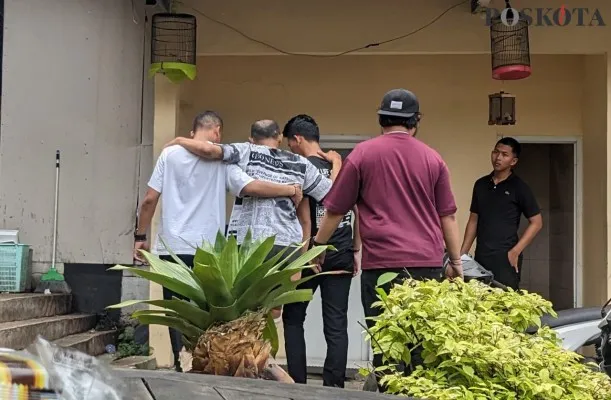 Salah satu terduga pelaku pembobolan minimarket di Gunung Putri Bogor dibopong petugas untuk melakukan cek kesehatan. (Poskota/Panca Aji)