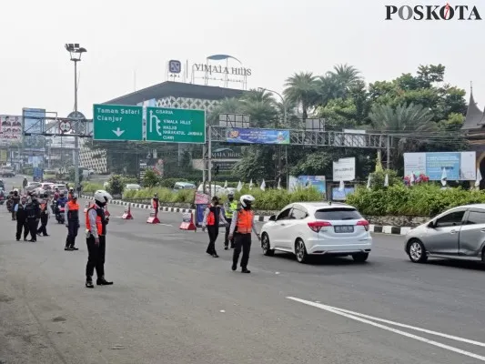 One Way arah puncak di jalur wisata Puncak Bogor (Poskota/Panca Aji)