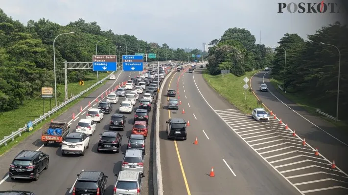 Kepadatan lalu lintas di exit Tol Gadog saat libur lebaran. (Poskota/Panca Aji)