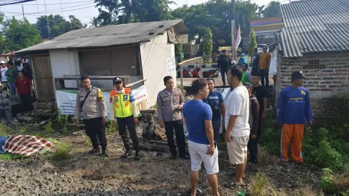 Jasad korban tertabrak kereta di Kota Serang tergeletak di sisi lintasan sebelum dievakuasi ke RSUD dr Drajat Prawiranegara. (Dok. Humas Polresta Serang)