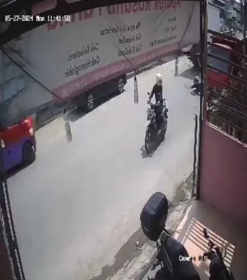 Tangkap layar CCTV terjadinya kecelakaan tabrak lari di Jalan Raya Cikarang-Sukatani, Kabupaten Bekasi. (Dok. Warga)