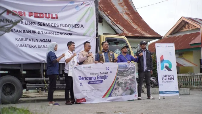 Foto: Tim PT Patra Drilling Contractor (PDC) menyalurkan bantuan trauma healing kepada anak-anak korban banjir bandang dan lahar dingin di Kabupate Agam, Sumatera Barat. (Dok PDC)