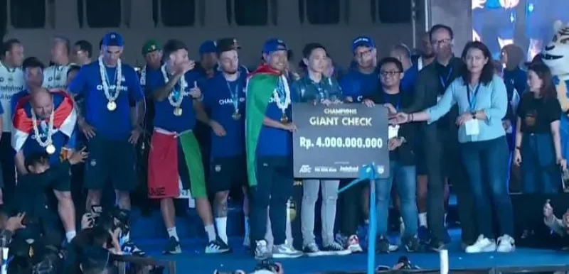 Perwakilan Sponsor memberikan hadiah kepada Perwakilan Persib Bandung atas juara 1 di Liga 1 Tahun 2023/2024 di depan Gedung Sate, Bandung, Sabtu petang 1 Juni 2024. (Dok Live Streaming Official Persib)