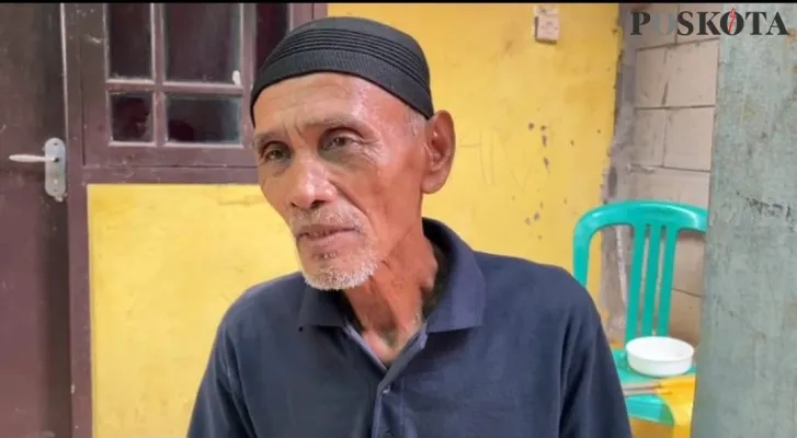 Mujahir, kakek GH, anak yang menjadi korban pembunuhaan, saat dijumpai wartawan di Ciketing Udik, Bantargebang, Kota Bekasi. (Poskota/Ihsan Fahmi)