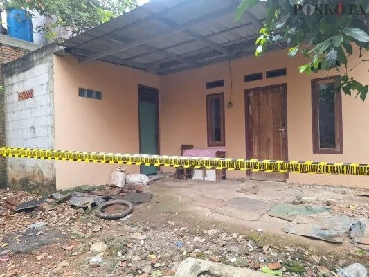 Kondisi bagian depan rumah tersangka Didik Setiawan (61) di Ciketing Udik, Bantargebang, Kota Bekasi. (Poskota/Ihsan)