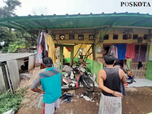 Kondisi rumah kontrakan usai terjadi ledakan tabung gas 3 Kg di Kelurahan Duren Mekar, Kecamatan Bojongsari, Kota Depok, Selasa 4 Juni 2024. (Poskota/M Irwan)