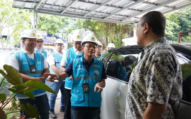 Foto: General Manager PLN UID Jaya, Lasiran bersama rekan-rekan petugas PLN UP3 Menteng sedang menjelaskan tips-tips penggunaan elektronik saat cuaca panas. (Dok. PLN)