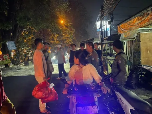 Tim Gempur Sampah Liar dan Satpol PP lakukan giat OTT di wilayah Kecamatan Sukmajaya, Kota Depok dan membubarkan anak muda nongkrong di taman hingga malam hari. (Dok. Satpol PP)