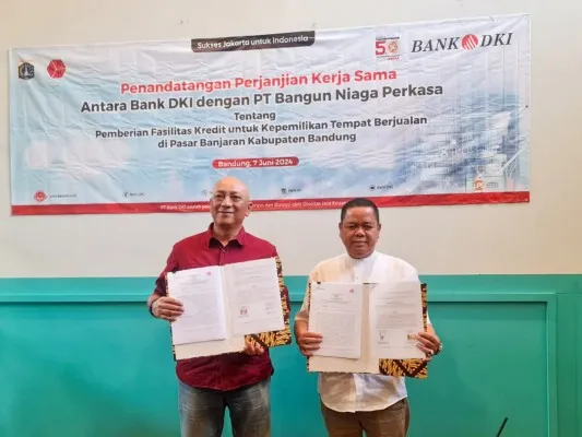 Foto: Penandatanganan perjanjian kerja sama Direktur Ritel dan Syariah Bank DKI, Henky Oktavianus dan Direktur Utama PT Bangun Niaga Perkasa, Engkus Kusnadi di Bandung, Jawa Barat. (Dok. Bank DKI)