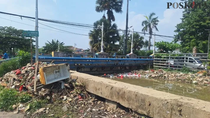 Sampah menumpuk di aliran Kali Bekasi, Jalan H. Sukomartono, Bekasi Utara, Kota Bekasi. (Poskota/Ihsan)