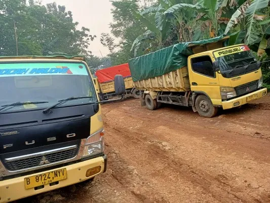 Petugas melarang truk yang hendak membuang sampah di TPS liar Desa Gorowong, Kabupaten Bogor. (Dok. Polres Bogor)