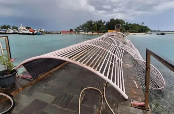 Jembatan Cinta Kepulauan Seribu ambruk. (Dok. Warga)