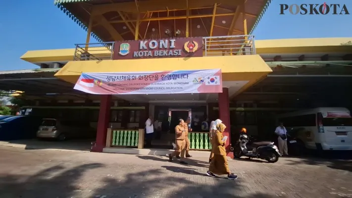 Sejumlah ASN keluar dari Kantor KONI Kota Bekasi. (Poskota/Ihsan)