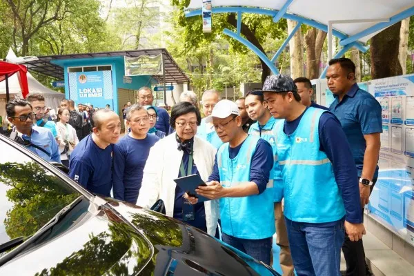 Foto: Menteri Lingkungan Hidup dan Kehutanan, Siti Nurbaya (depan, ketiga dari kanan) dan General Manager PLN UID Jakarta Raya Lasiran (depan, kedua dari kanan) melakukan demo fitur electric vehicle di aplikasi PLN Mobile.(Dok. PLN)