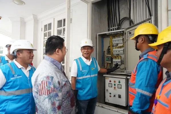 Foto: General Manager PLN Unit Induk Distribusi Jakarta Raya, Lasiran sedang melakukan inspeksi instalasi listrik pelanggan untuk memastikan kelistrikan Masjid Ramlie Musofa dalam kondisi aman. (Dok. PLN)